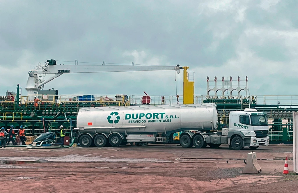 Foto de camión en planta industrial