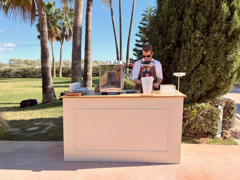 Barra de café para eventos en Mendoza con arte latte.