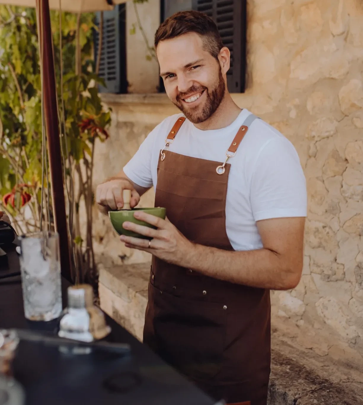 Barista de Molinillo Café ofreciendo un café de especialidad con latte art en un evento.