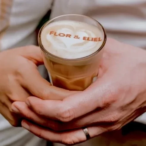 Latte Art en forme de cœur, réalisé avec un café de spécialité