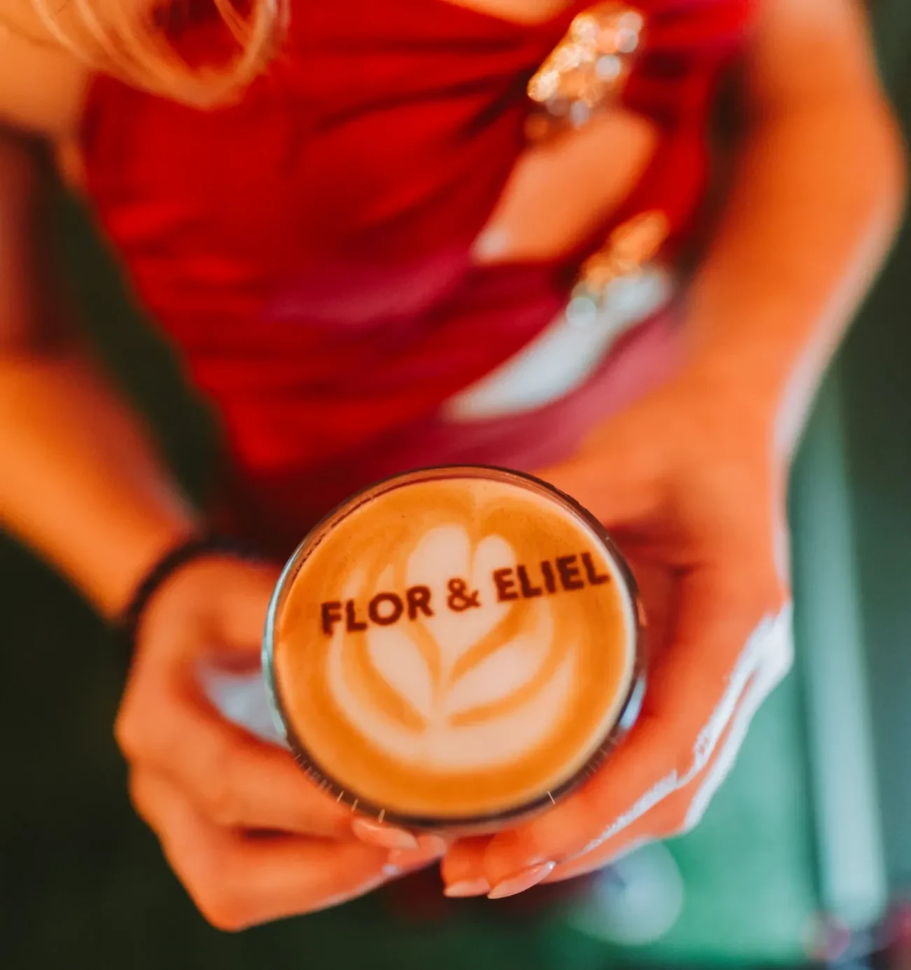 Invitados disfrutando de café de especialidad de Molinillo Café en un evento exclusivo.