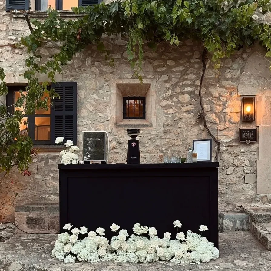 Latte art avec les initiales des mariés – Service de café unique pour mariage en Provence