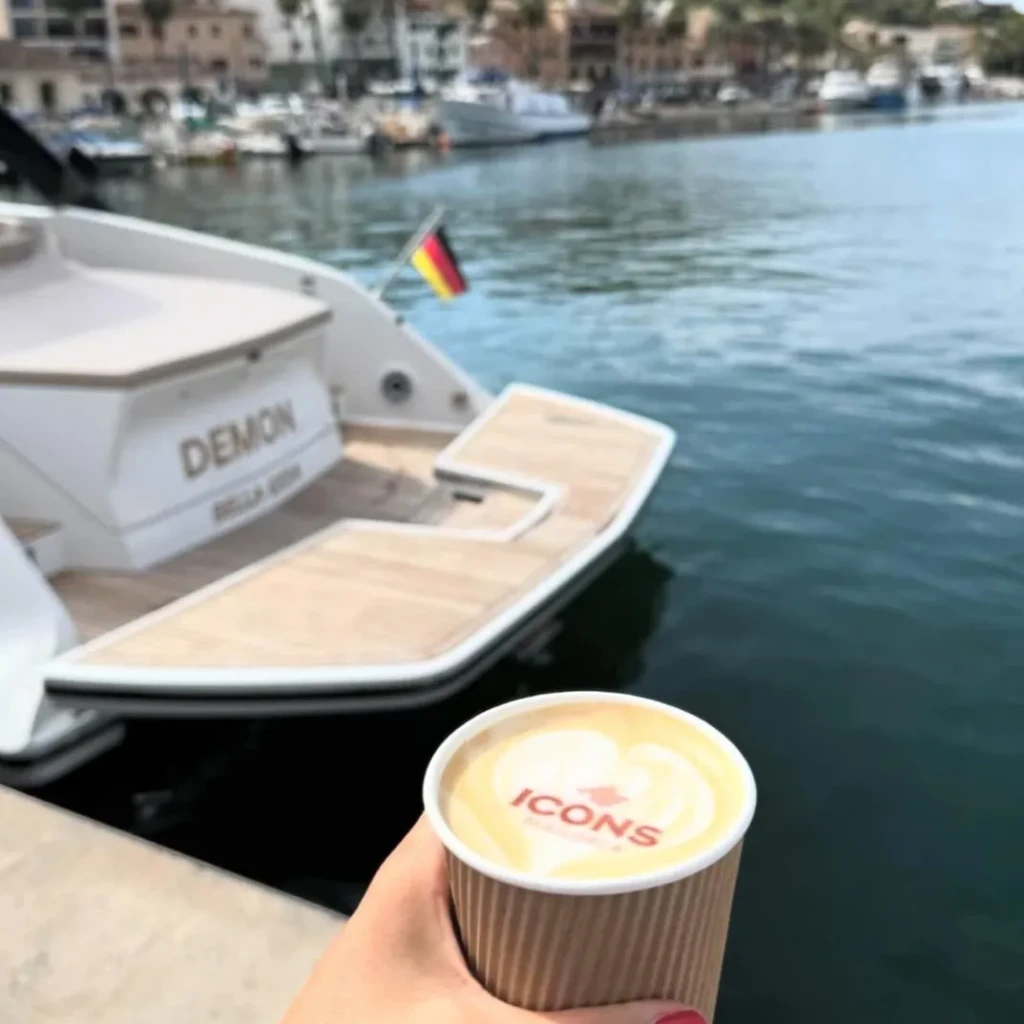  Personalized coffee cups with company logos at a corporate event in Mallorca.