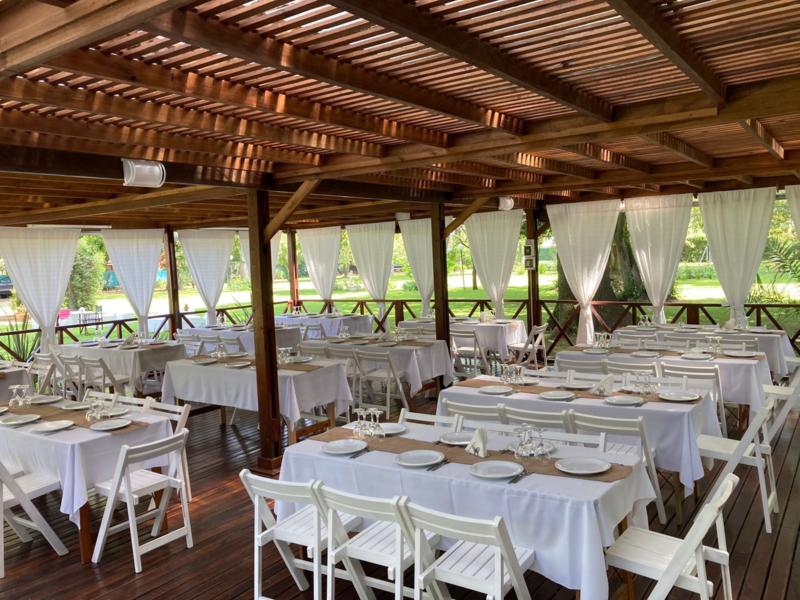 Pérgola de madera para 120 personas