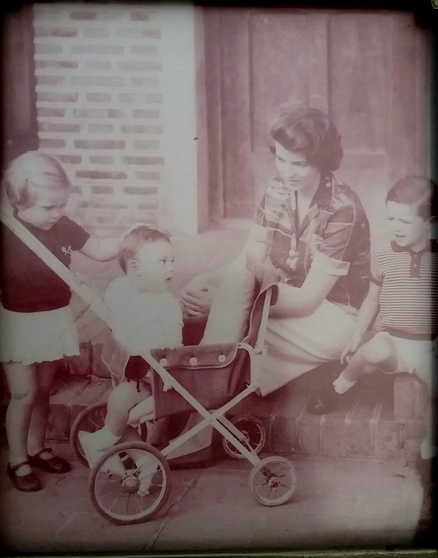Con mi madre. hermana y hermano en cochecito