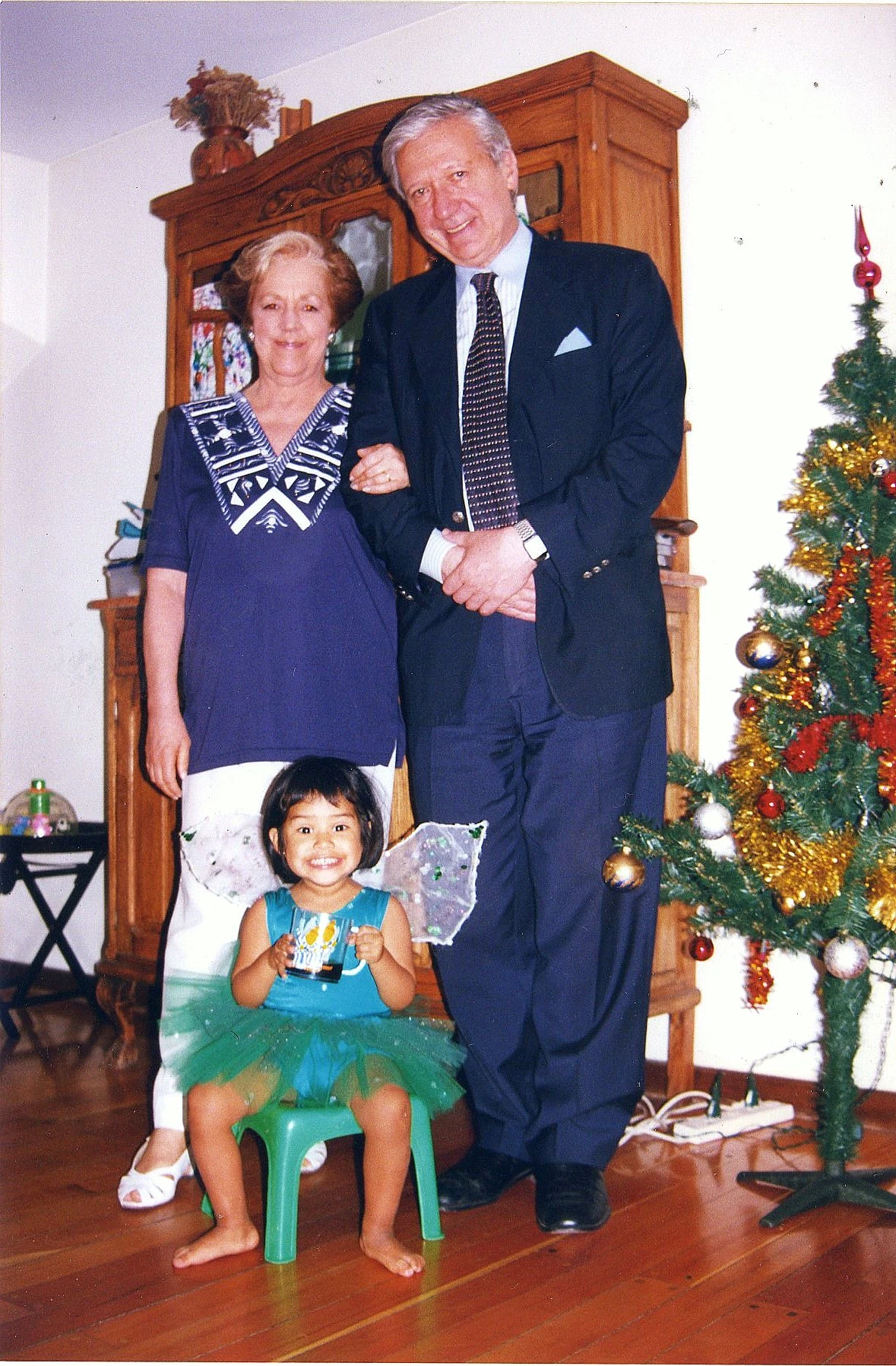 Daniela y sus abuelos Su y Peter