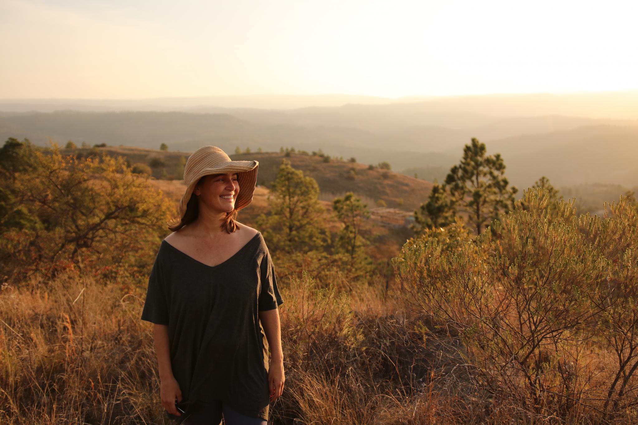 Cande con un gorro mirando hacia el horizonte al atardecer