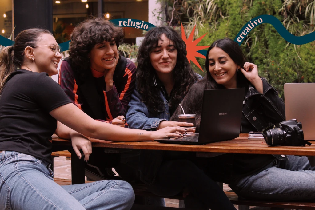 Equipo MECA trabajando en estrategia de redes sociales