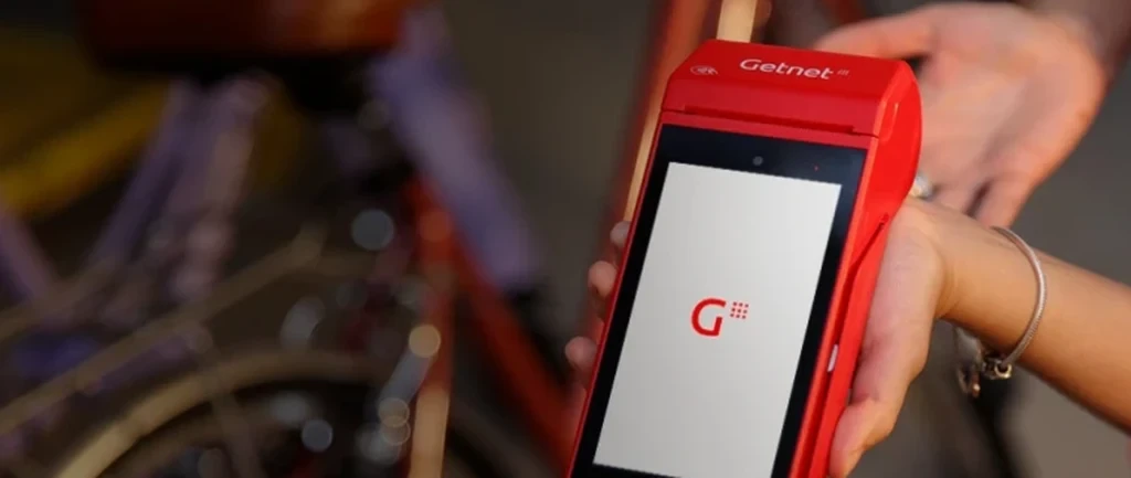Terminal Getnet en la mano de una comerciante