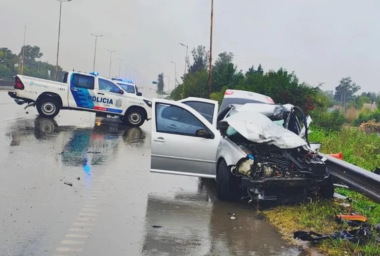 Choque en la autopista: un auto impactó contra un patrullero y dejó tres heridos