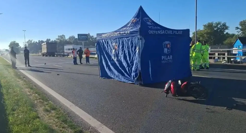 Tragedia en Panamericana: murió un motociclista tras chocar contra un camión en Pilar