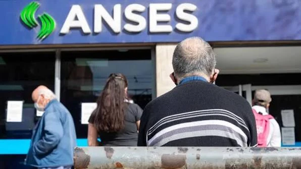 Confirman un nuevo bono de $70.000 para jubilados y aumento del 2,58%