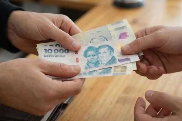Los salarios registrados volvieron a quedar por debajo de la inflación en mayo