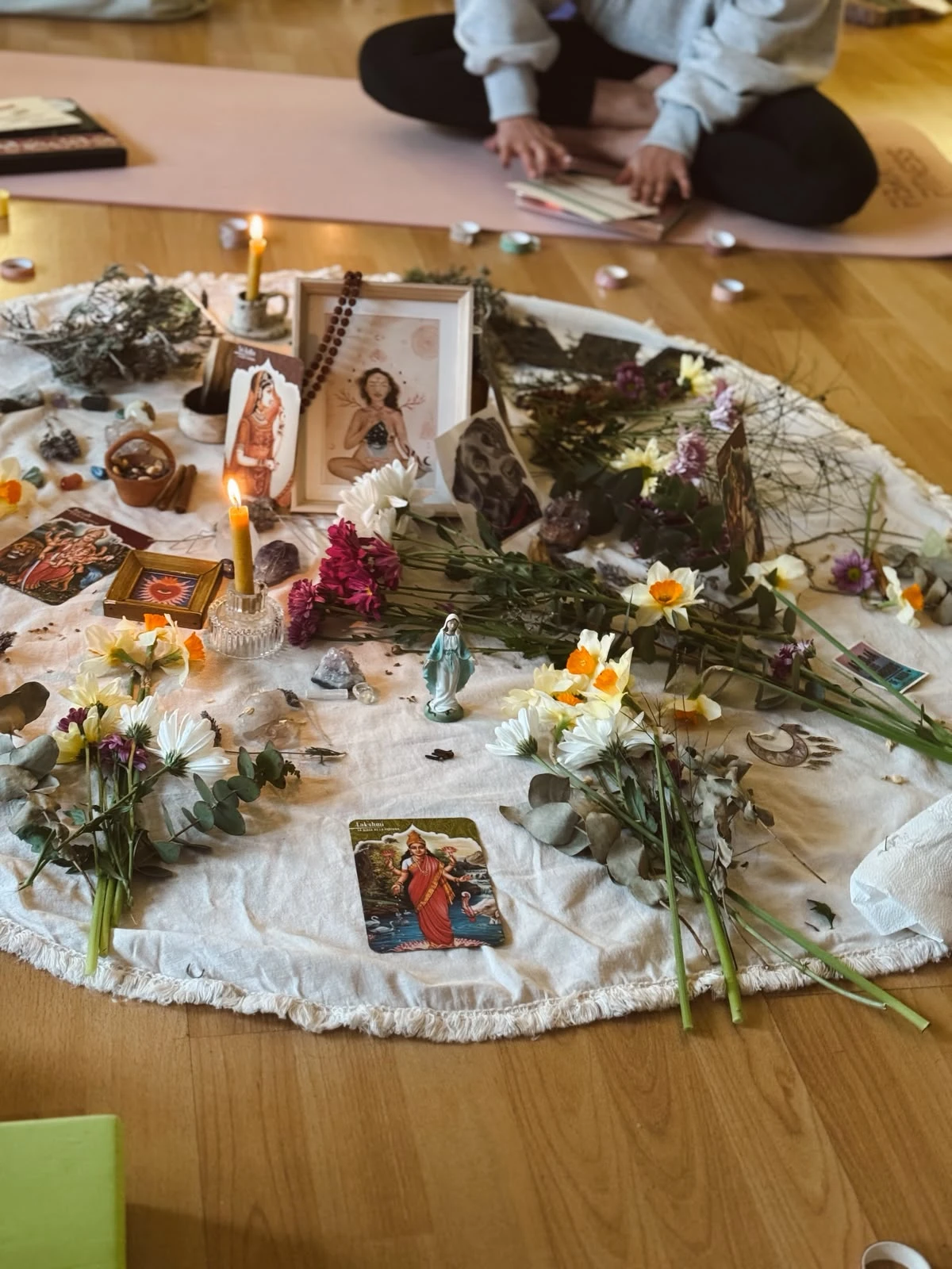 Manos artesanales preparando velas de cera de abejas y aceites naturales