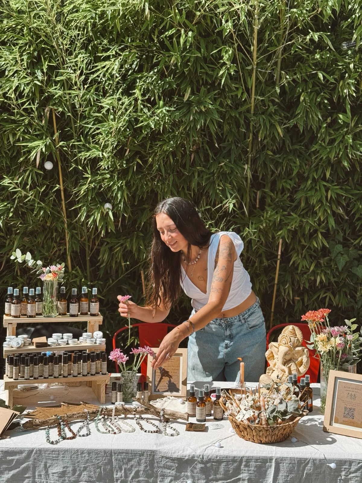 Manos artesanales preparando velas de cera de abejas y aceites naturales