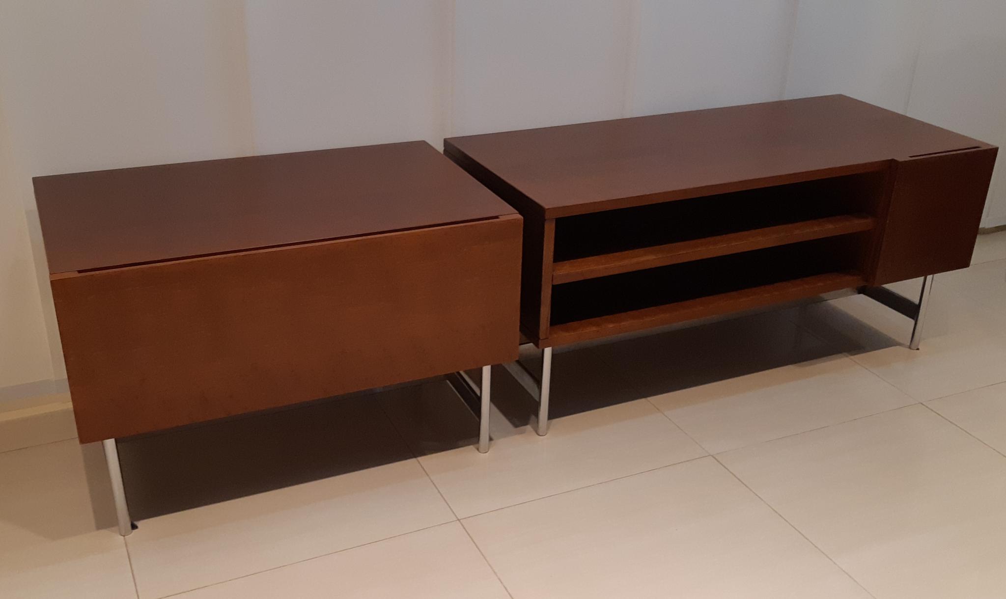 Set de muebles bajos modulares con estructura de madera enchapada en cedro con bases cromadas. Medidas: 1,00 x 0,43 x 0,47 Mt - 0,70 x 0,45 x 0,47 Mt.