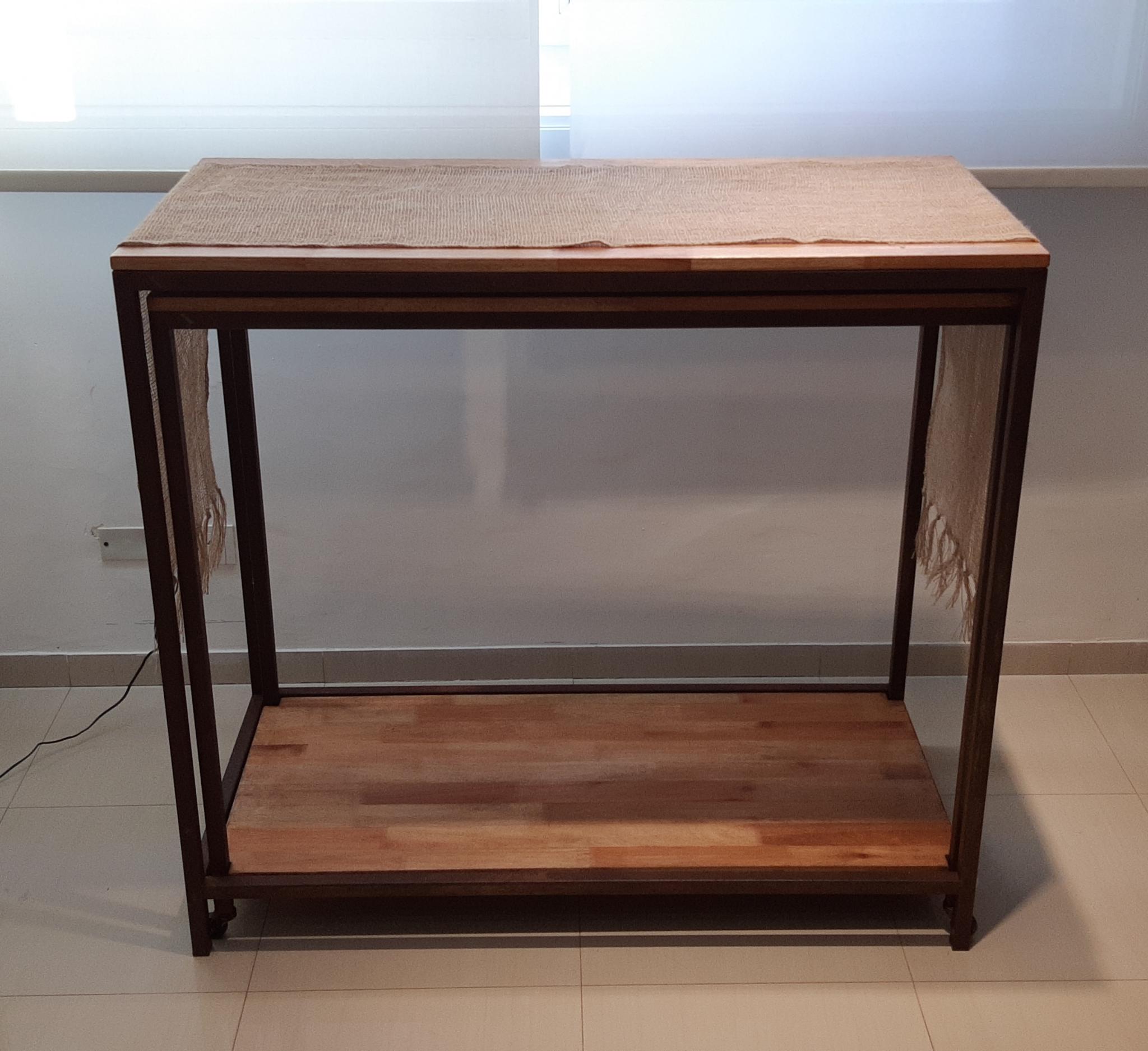 Barra extensible con base de hierro y tapa de madera. Medidas: 1,20 x 1,00 x 0,60 Mt.