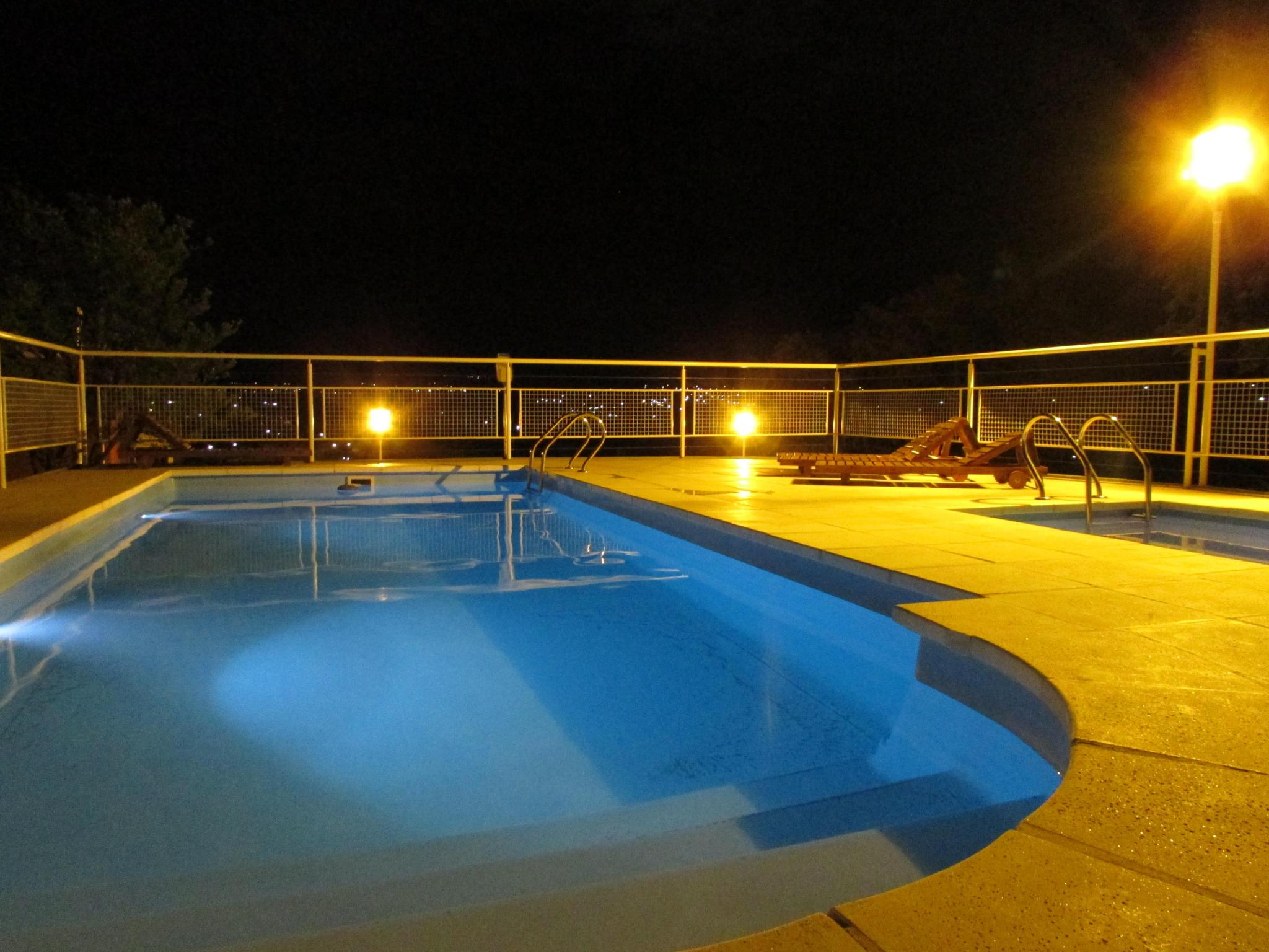 Vista nocturna de la piscina