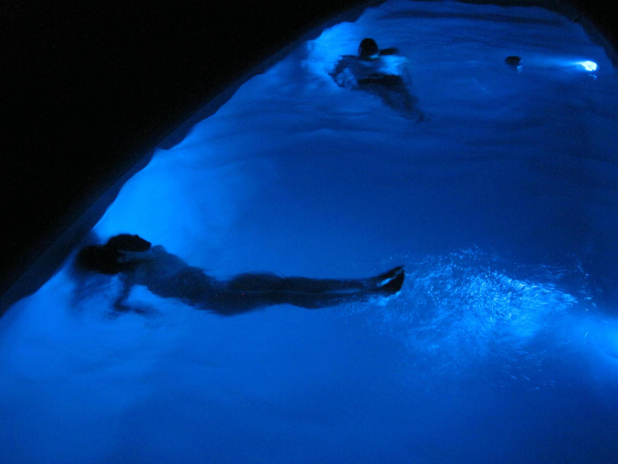 Vista nocturna de la piscina