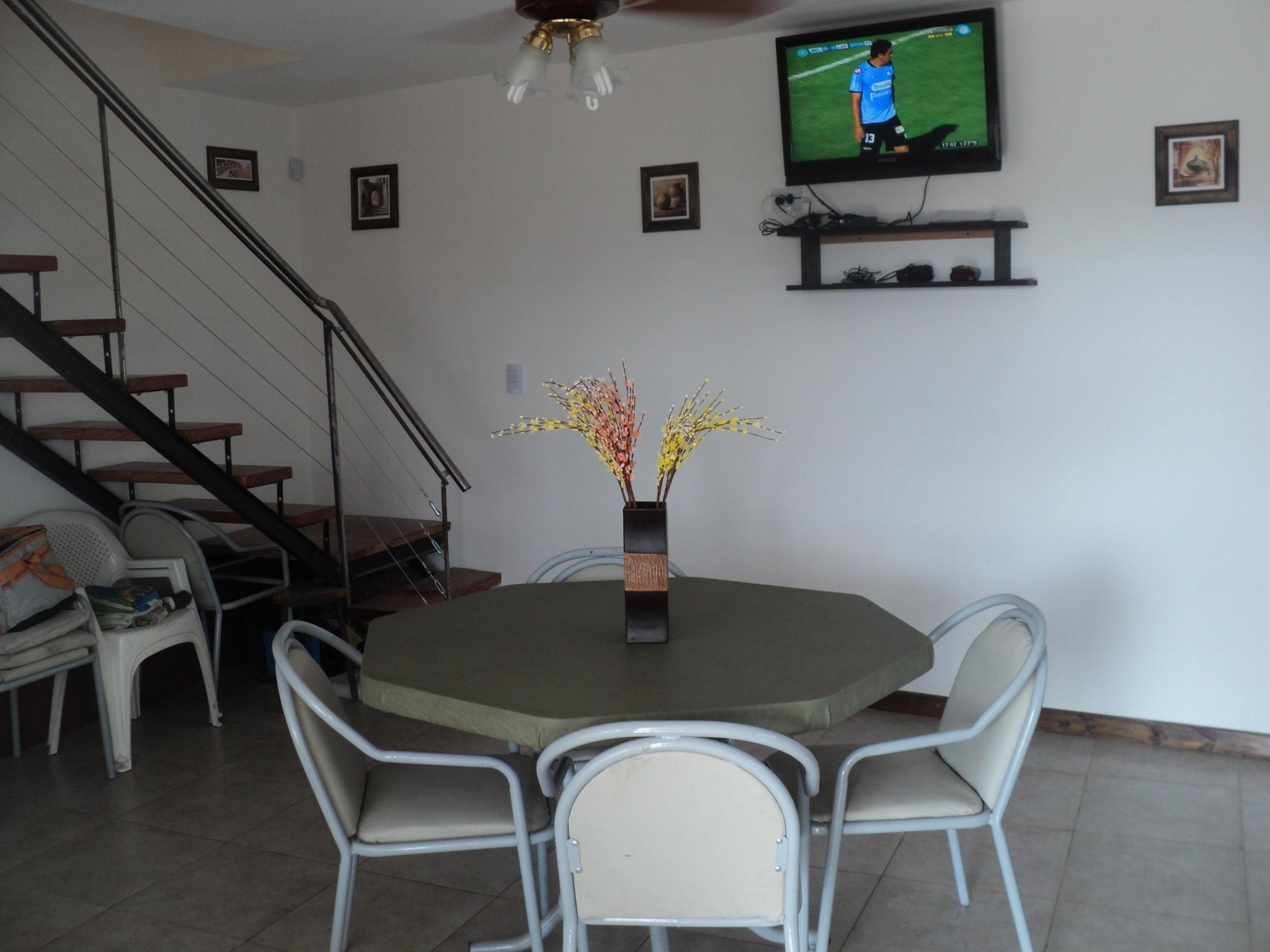 Vista comedor casa p/ 8 personas