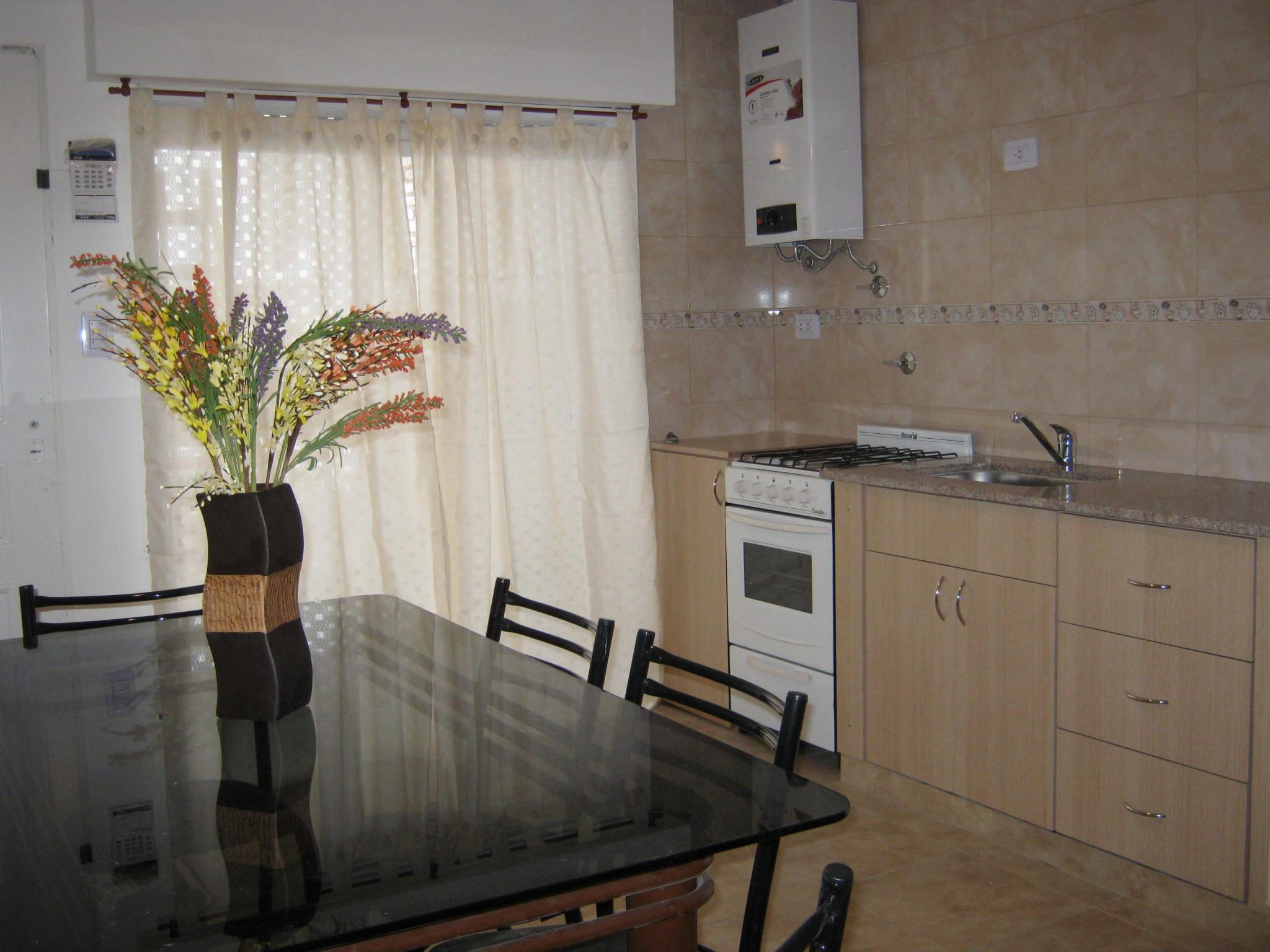 Vista cocina casa p/ 6 personas