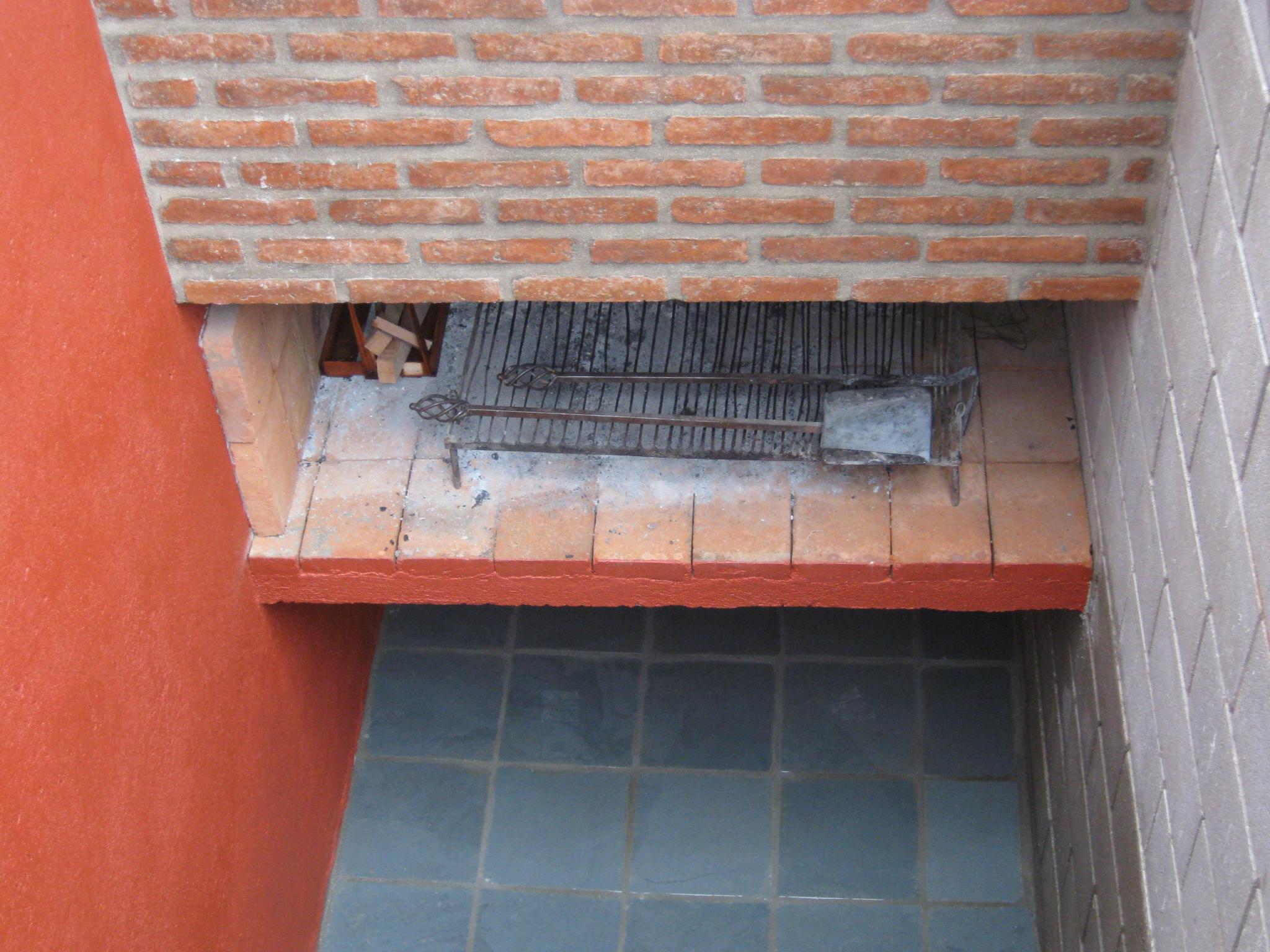 Vista patio con parrilla casa p/ 6 personas
