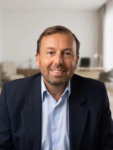 Psicóloga profesional en consultorio moderno