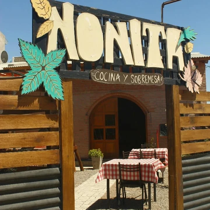 Plato de carne con papas y vegetales