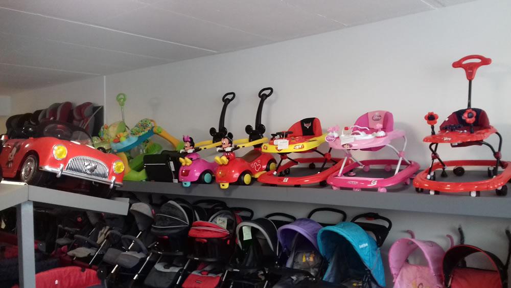 Coches de bebé, sillas de comer, andadores, triciclos, autos a batería, butacas de bebés y niños, etc