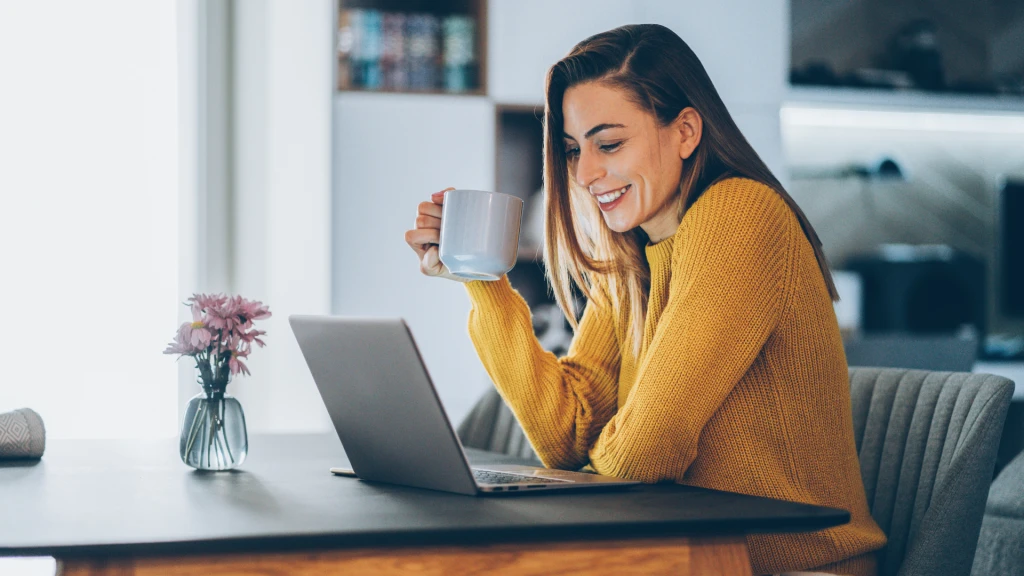 Cuando estar lejos te hace invisible: cómo el teletrabajo puede frenar tu crecimiento profesional
