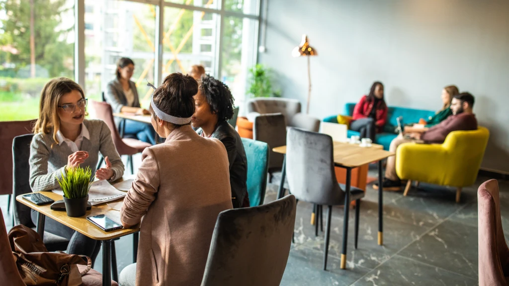 Trabajo significativo vs. buen sueldo: ¿Qué buscan realmente las nuevas generaciones?