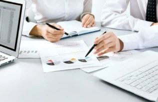En asuntos regulatorios, el problema no suele aparecer cuando una empresa decide crecer. Aparece cuando intenta crecer sin una estrategia regulatoria sólida detrás.