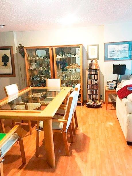 Sala y comedor con pisos y muebles de madera