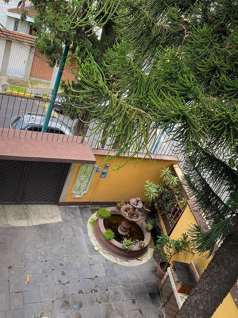 Patio interno con fuente y asador