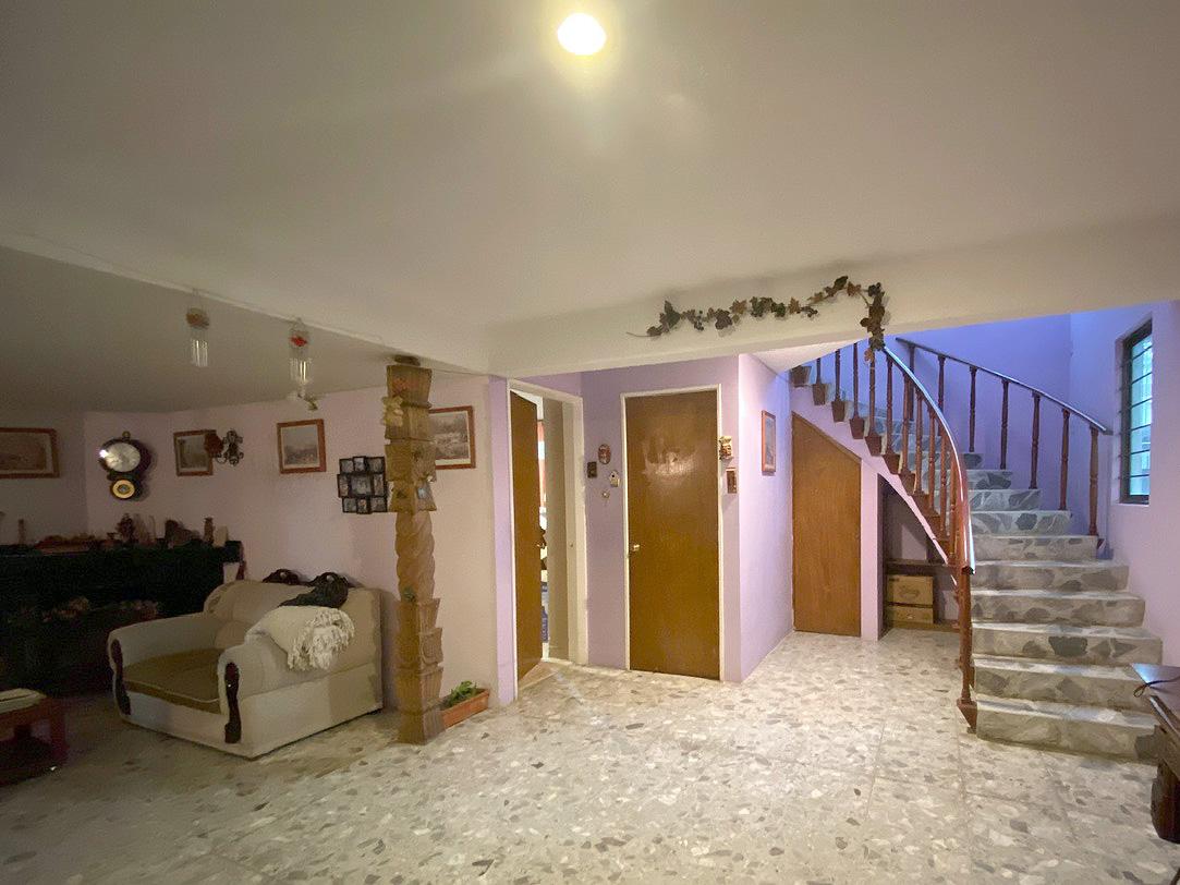 Estudio y escaleras al 2o nivel