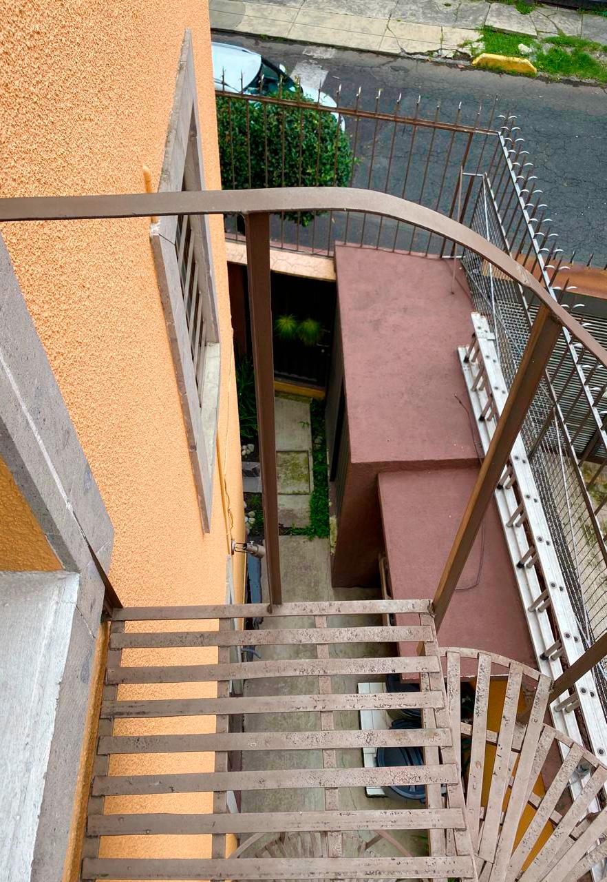Escalera externa a azotea y cuarto de servicio