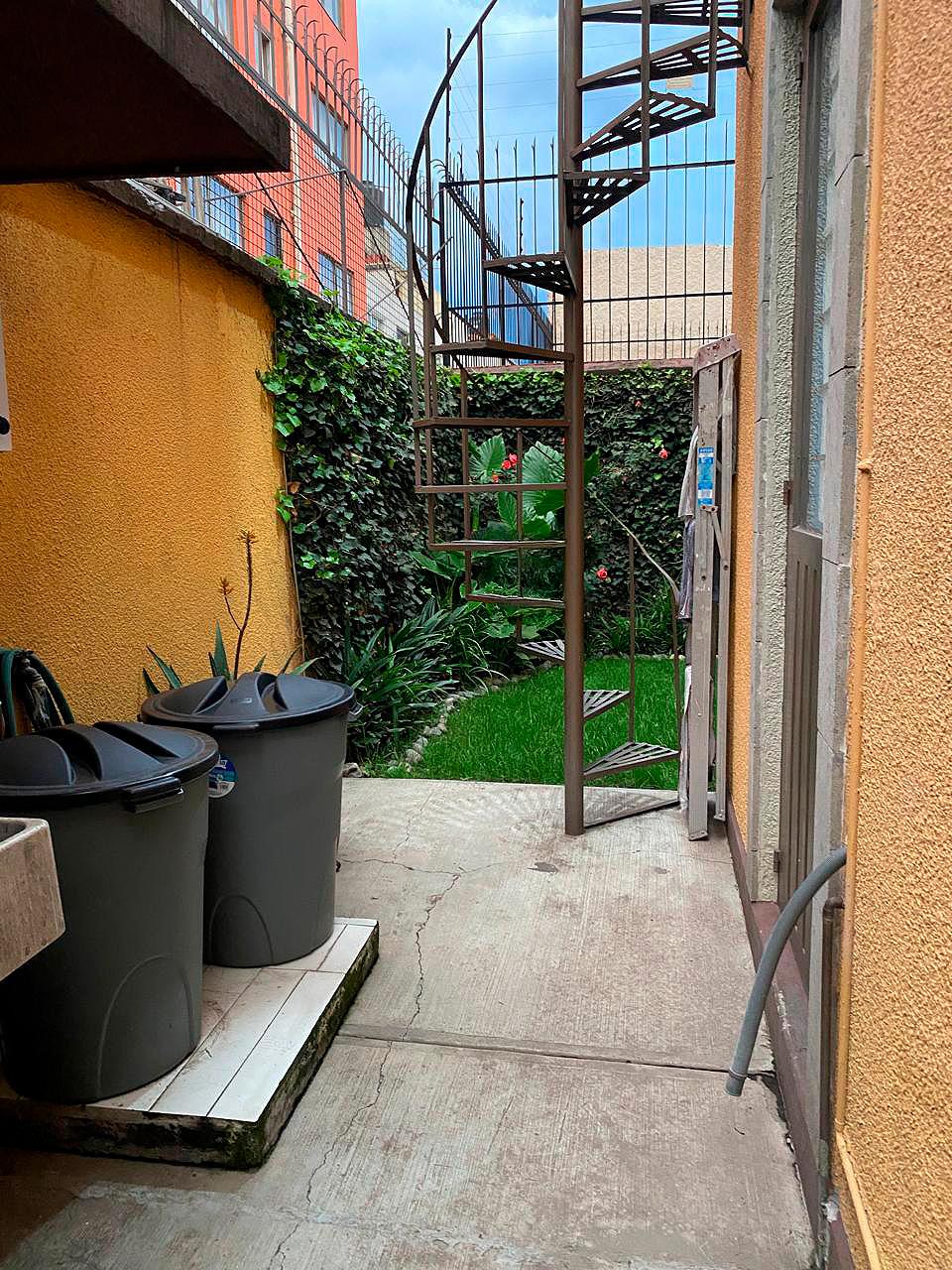 Pasillo lateral con escalera a azotea