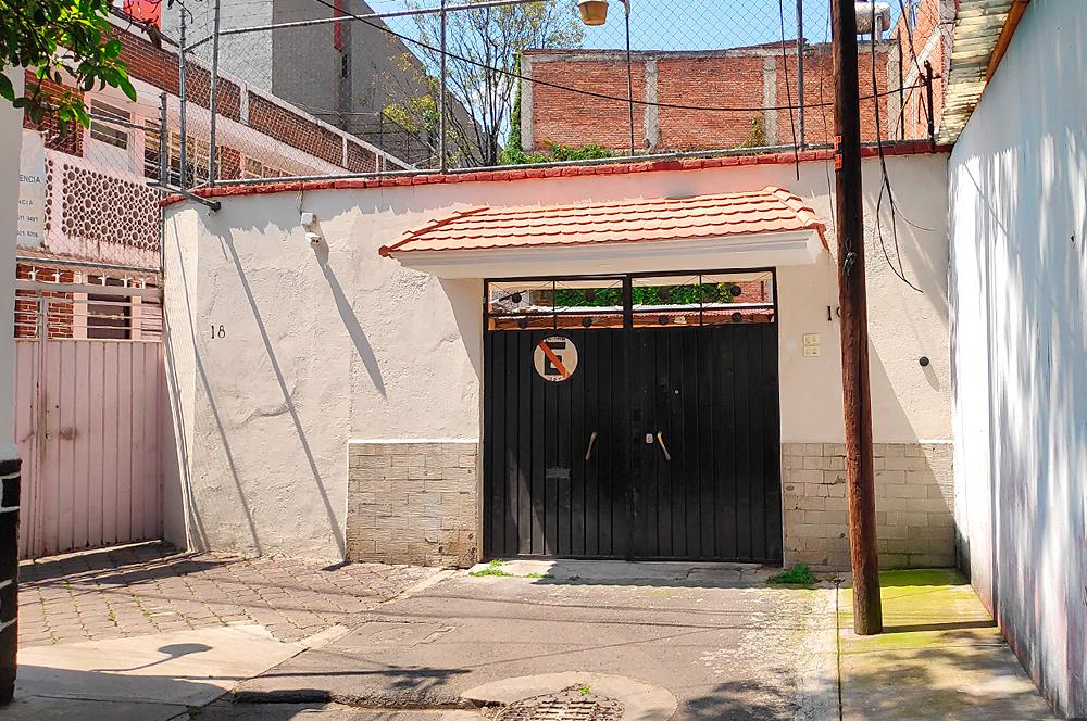Fachada de terreno amplio al fondo de cerrada