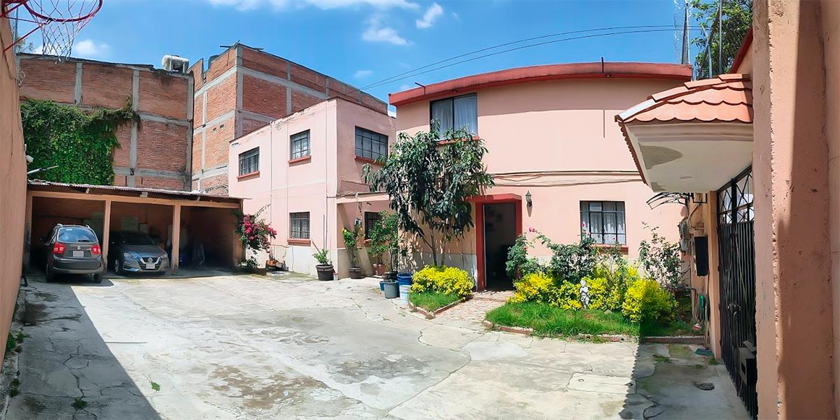 Terreno con amplias áreas libres y construcción para remodelar o demoler
