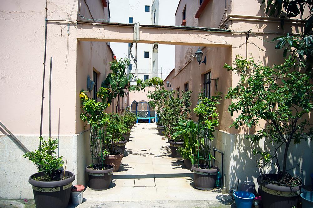 Pasillo central entre departamentos