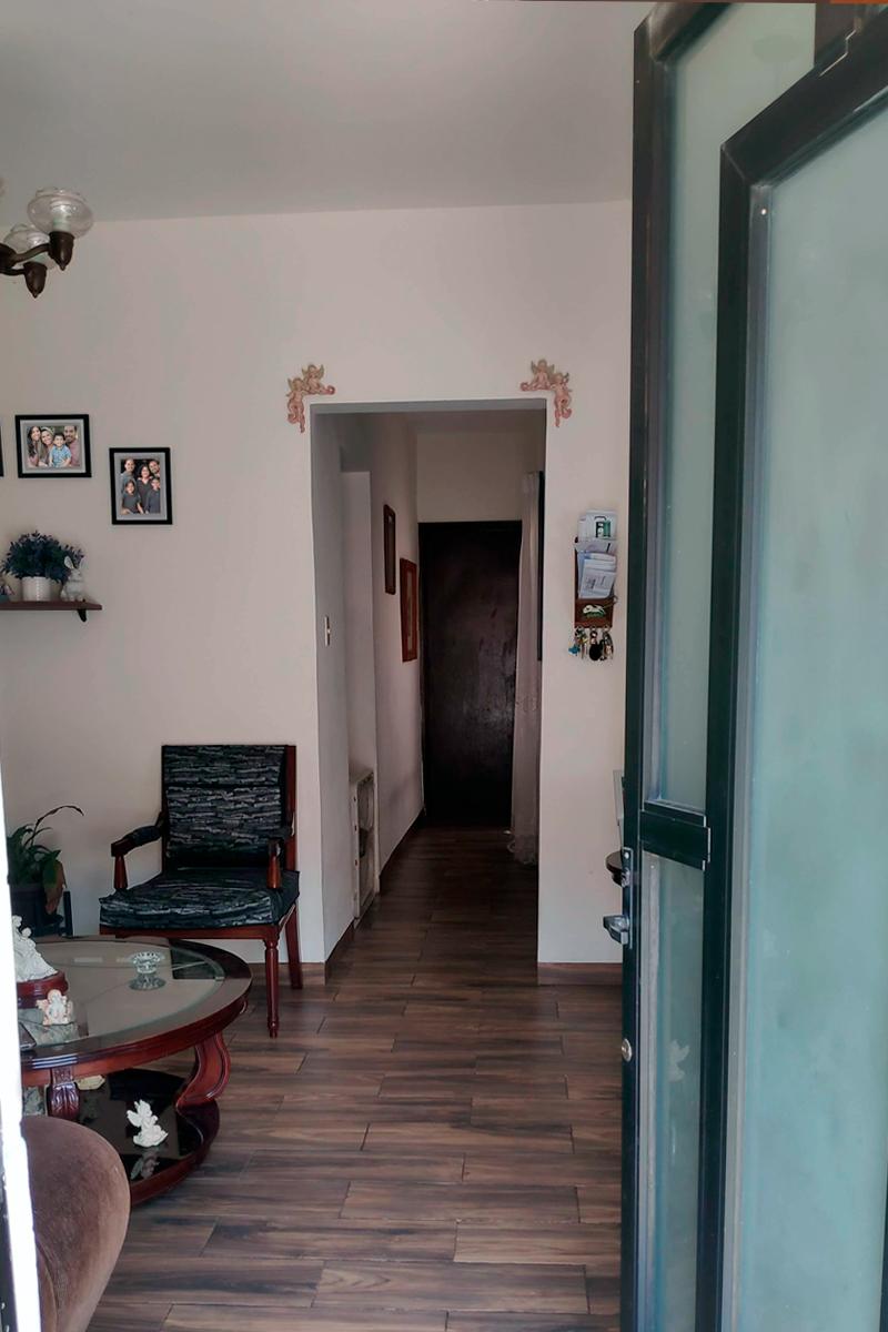 Entrada a departamento de 2 plantas