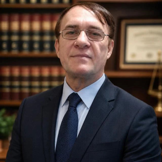 El Dr. Dante Gomez Haiss en su despacho jurídico analizando expedientes legales.