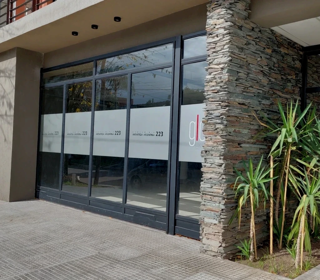 Entrada principal del glo Apart Hotel, Cañuelas, Antartida Argentina