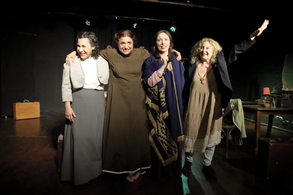 Velado Amor Viajero: La obra que tenés que ver para conocer a la primera "Influencer de Viajes" argentina 🎭✈️