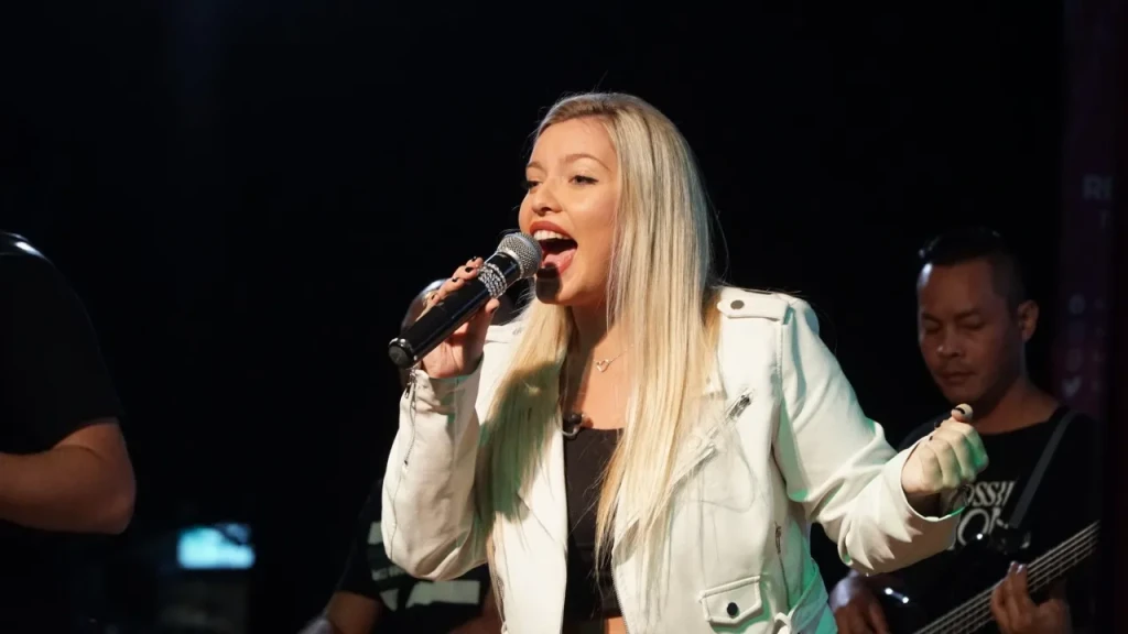 ¡Azul Castelló Le Pone Cumbia a "Fiera Inquieta" y Arrasa en YouTube!