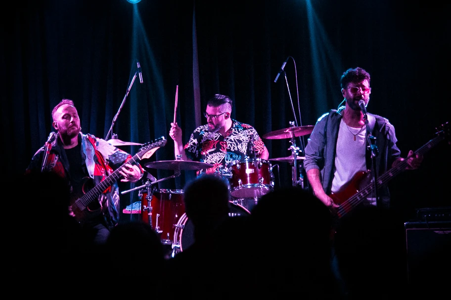 KOMO YAMARTE rompe todo con “POP PESADO”: el nuevo sonido que redefine el rock-pop argentino 🔥