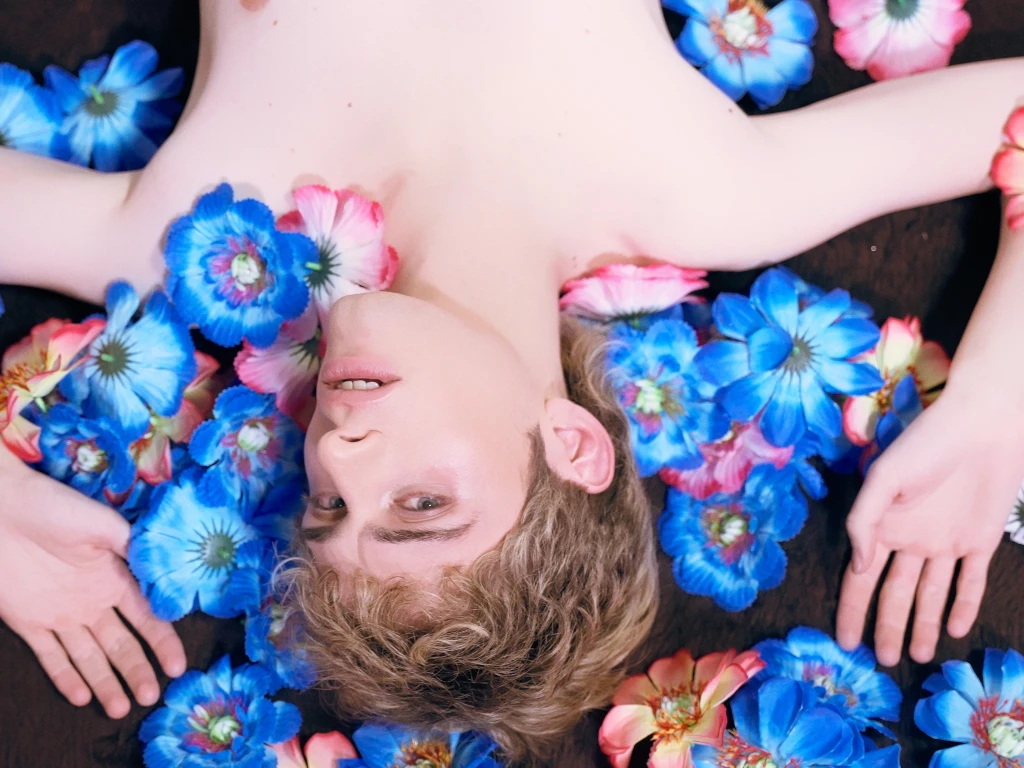 "Dease Revoluciona la Música con 'Días de Caza': El Regreso de lo Natural en un Mundo Virtual"