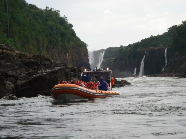 Templo histórico rodeado de naturaleza