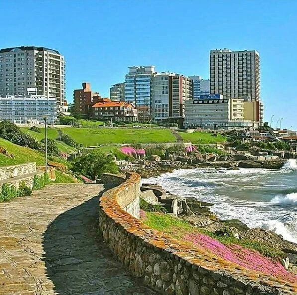 Skyline urbano al atardecer