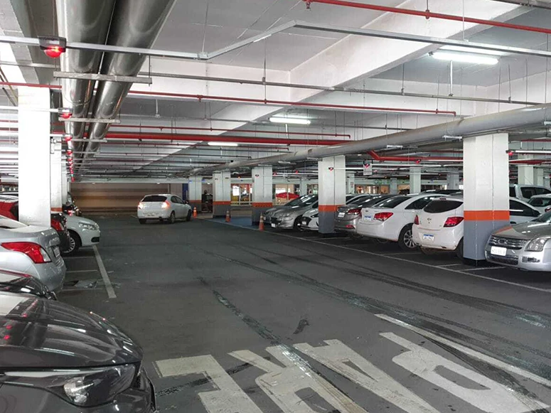 NOTICIAS: Dejó la computadora en el auto en el supermercado y se la robaron